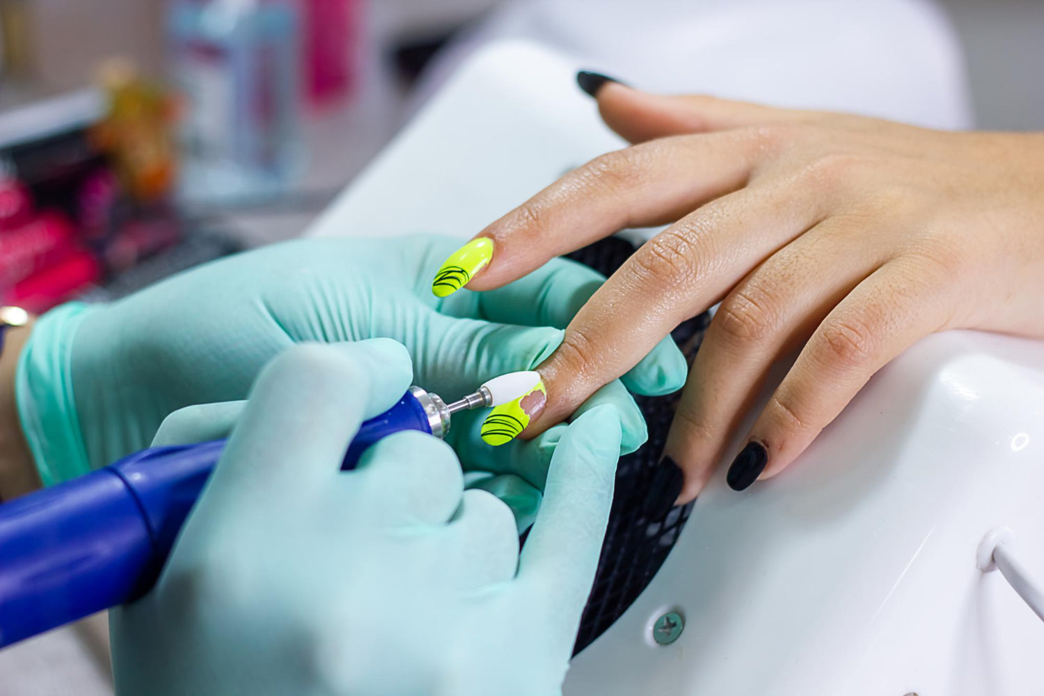 Jak ściągnąć manicure hybrydowy?
